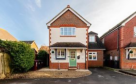 Chichester Retreat House With Free Parking